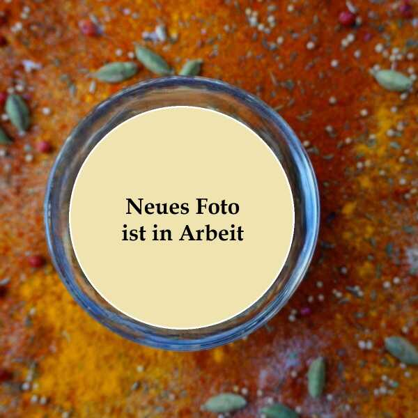 Brauner Kandiszucker in großen, bernsteinfarbenen Kristallen