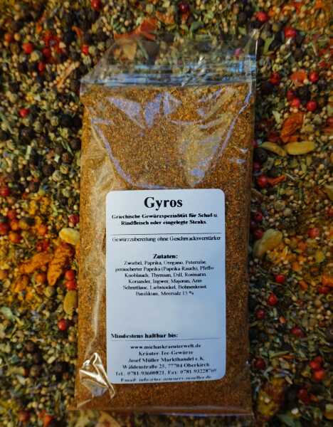 Gyros-Gewürzzubereitung mit rötlich-brauner Farbe und grünen Kräuterstückchen