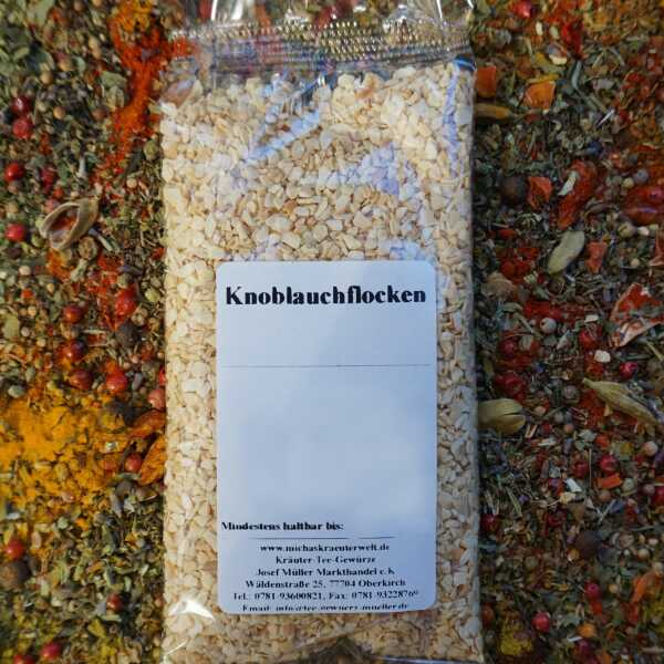 Gehackte Knoblauchflocken in cremeweißen, feinen Stückchen