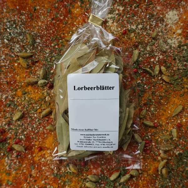 Getrocknete, ganze Lorbeerblätter in olivgrüner Farbe