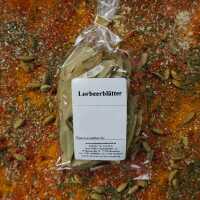 Getrocknete, ganze Lorbeerblätter in olivgrüner...