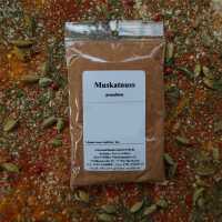 Gemahlene Muskatnuss als feines, hellbraunes Pulver