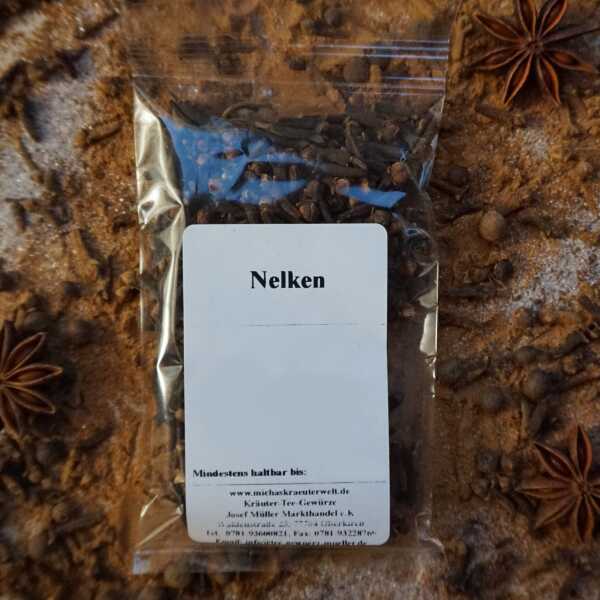 Ganze Gewürznelken in dunkelbrauner Farbe