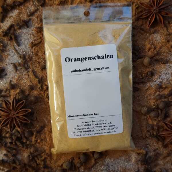Gemahlene Orangenschalen als feines, orange-braunes Pulver