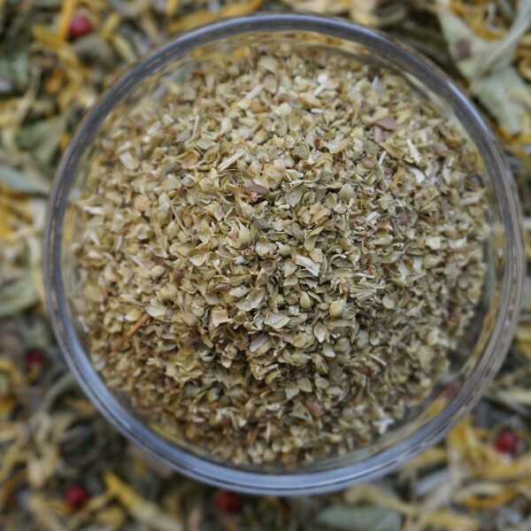 Getrockneter, gerebelter Oregano mit dunkelgrünen Blattstücken
