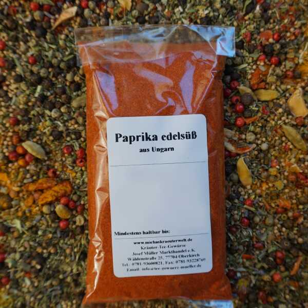 Paprika edelsüß als feines, leuchtend rotes Pulver