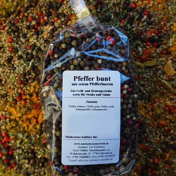 Bunte Pfeffermischung mit schwarzen, weißen, grünen und roten Körnern
