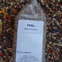 Geschroteter, schwarzer Pfeffer in groben Stücken