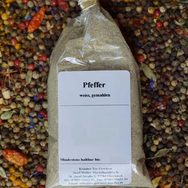 Gemahlener, weißer Pfeffer als feines, cremefarbenes Pulver