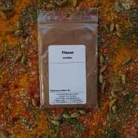 Gemahlener Piment als feines, braunes Pulver