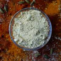 Gemahlener Bockshornklee als gelblich-braunes Pulver