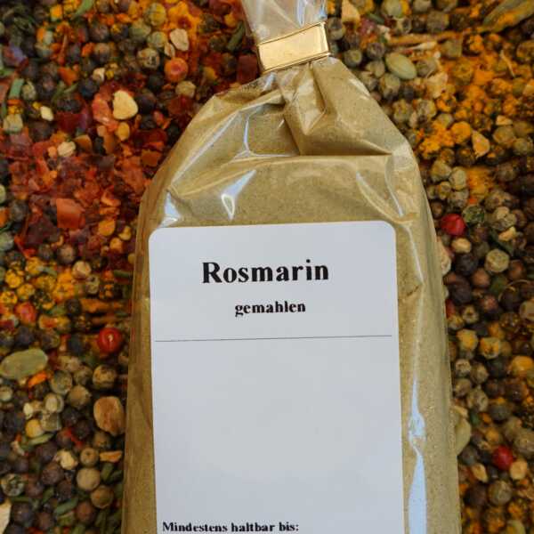 Getrockneter, gemahlener Rosmarin als feines, graugrünes Pulver