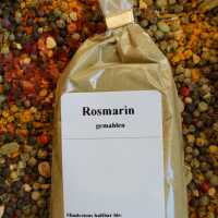 Getrockneter, gemahlener Rosmarin als feines,...