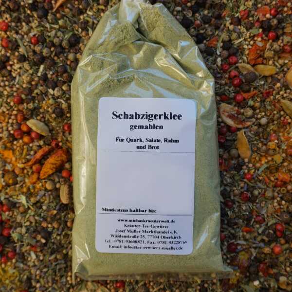 Gemahlener Schabzigerklee als feines, grünliches Pulver