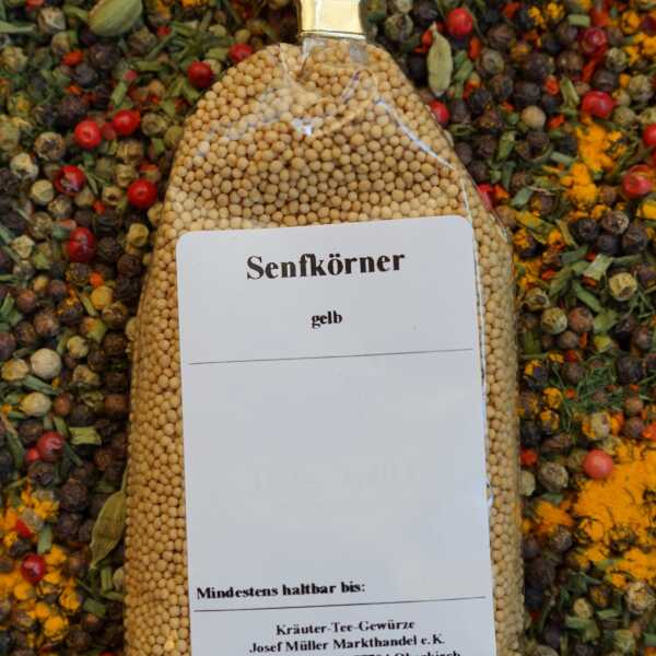 Ganze, gelbe Senfkörner in runder Form