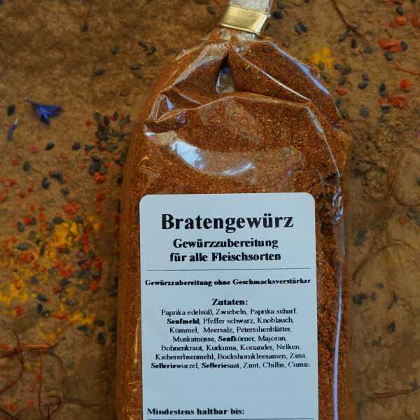 Bratengewürzzubereitung mit rötlich-brauner Farbe und hellen Stückchen