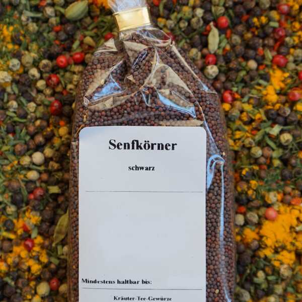 Ganze, schwarze Senfkörner in runder Form