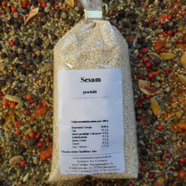 Geschälter Sesam in cremeweißer Farbe, kleine flache Samen