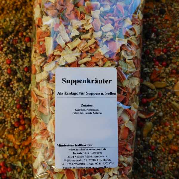 Suppenkräutermischung mit orangefarbenen und grünen Gemüsestückchen