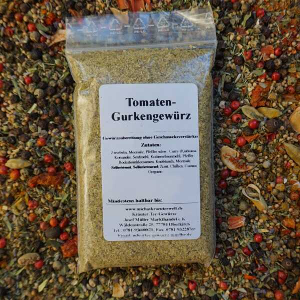 Tomaten-Gurken-Gewürzzubereitung mit gelblichen und grünen Bestandteilen