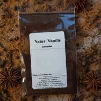 Gemahlene Vanille als feines, dunkelbraunes Pulver