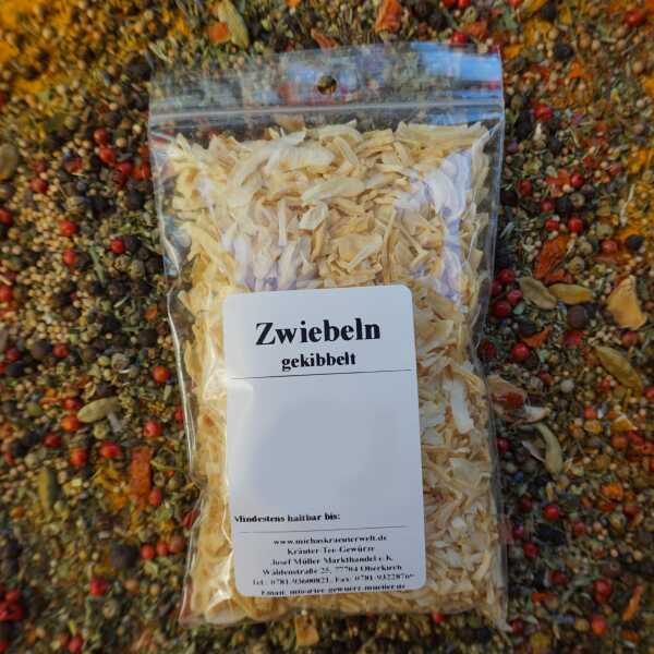Gekibbelte Zwiebeln in cremeweißen, unregelmäßigen Stücken