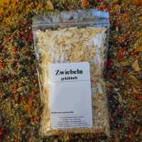 Gekibbelte Zwiebeln in cremeweißen,...
