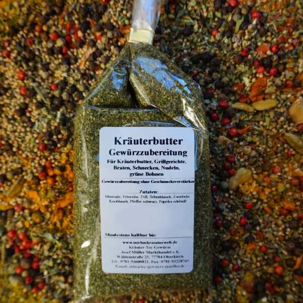 Kräuterbutter-Gewürzzubereitung mit überwiegend grünen Kräuterstückchen