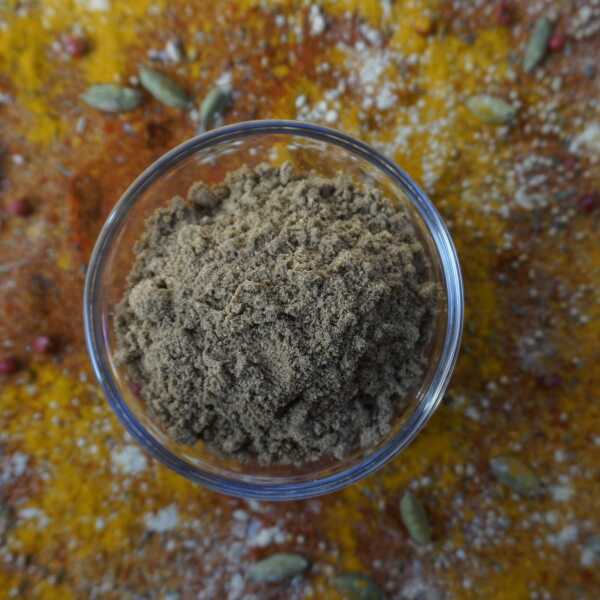 Gemahlene Brotgewürzmischung als feines, braunes Pulver