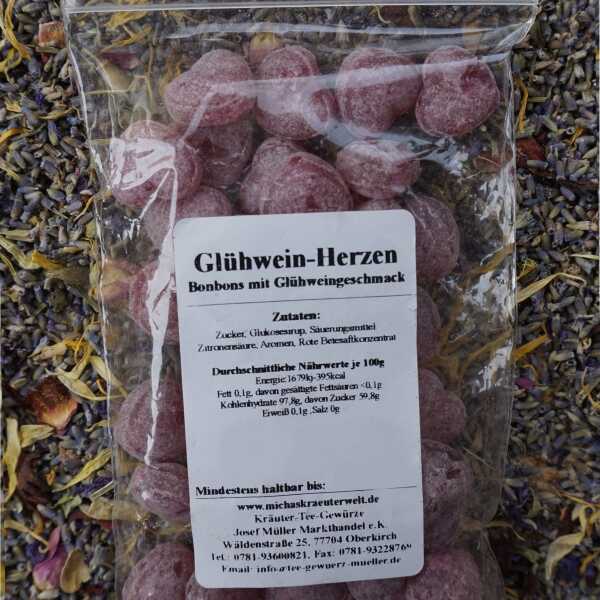 Herzförmige Bonbons in dunkelroter Farbe