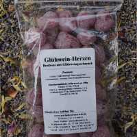 Herzförmige Bonbons in dunkelroter Farbe