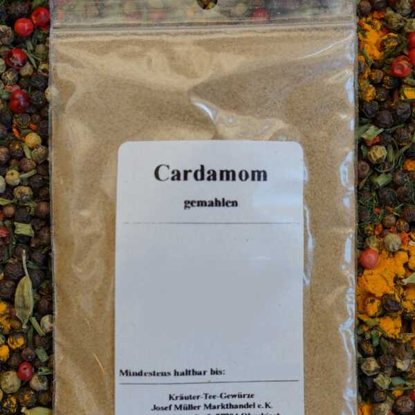 Gemahlener Cardamom als feines, hellbraunes Pulver