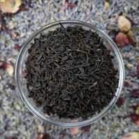 Schwarzteeblätter in dunkelbrauner bis schwarzer Farbe