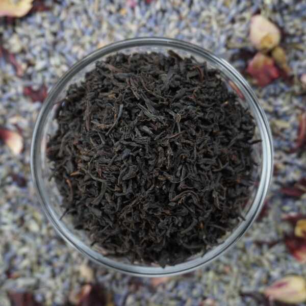 Schwarzteeblätter in dunkelbrauner bis schwarzer Farbe