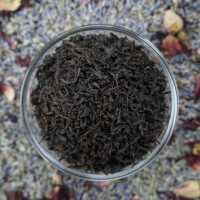 Schwarzteeblätter in dunkelbrauner bis schwarzer Farbe