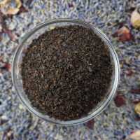 Schwarzteeblätter in dunkelbrauner bis schwarzer Farbe