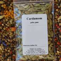 Ganze, grüne Cardamomkapseln in hellgrüner Farbe