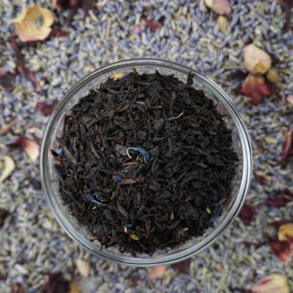 Schwarzteeblätter in dunkelbrauner bis schwarzer Farbe