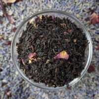 Schwarzteeblätter mit rosa-roten...