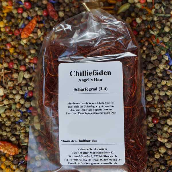 Chilifäden in dünnen, rötlich-orangen Streifen