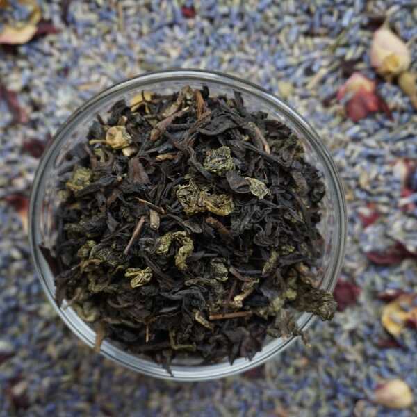 Oolong-Teeblätter in dunkelgrüner bis bräunlicher Farbe