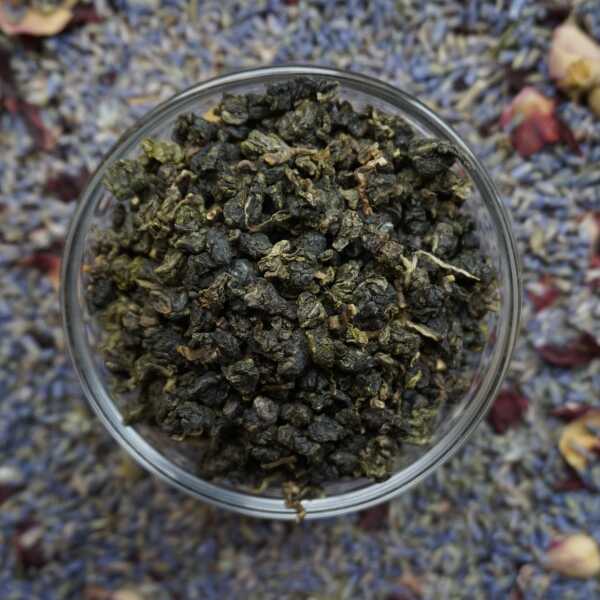 Gerolltes Oolong-Teeblatt in jadegrüner Farbe