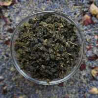 Gerolltes Oolong-Teeblatt in jadegrüner Farbe