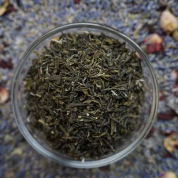 Grünteeblätter in grüner Farbe