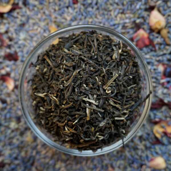 Dunkelgrünes, feines Blatt mit silbrigen Spitzen und vereinzelten Jasminblüten