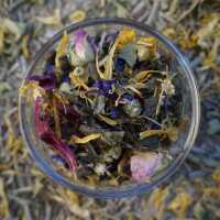 Kräuterteemischung mit grünen, rosa, blauen und...