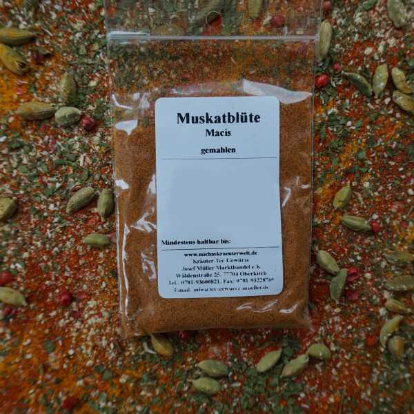 Gemahlene Muskatblüte als feines, orange-braunes Pulver