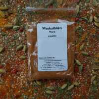 Gemahlene Muskatblüte als feines, orange-braunes Pulver
