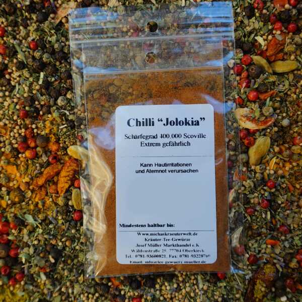 Chili Jolokia gemahlen als feines, orange-rotes Pulver