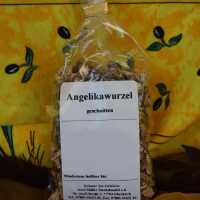 Geschnittene Angelikawurzel in hellbrauner Farbe